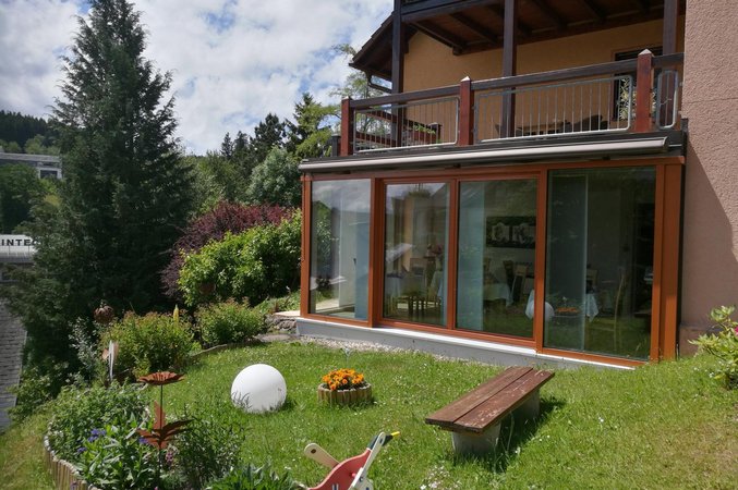 Panoramafrühstücksraum mit Blumengarten