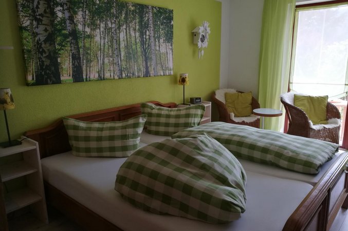 Frühlingszimmer mit Zugang zur Terrasse