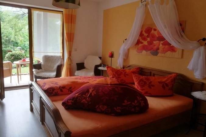 Sonnenzimmer mit Zugang zur Terrasse