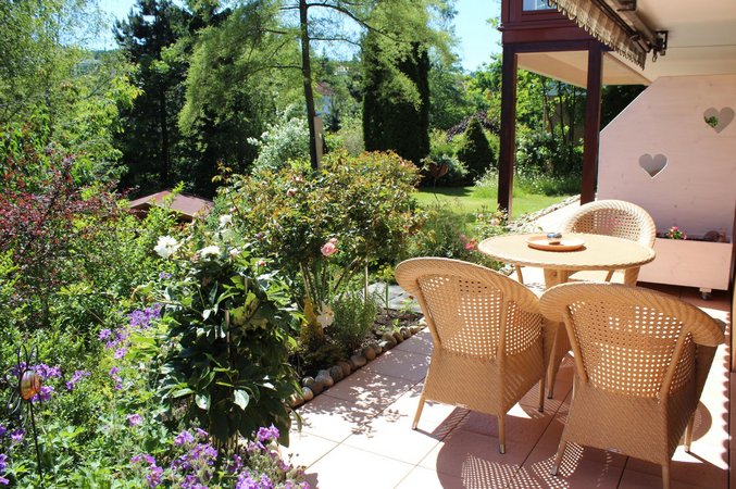 Terrasse mit Blumengarten