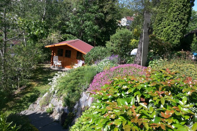 Blumengarten mit Gartenhaus